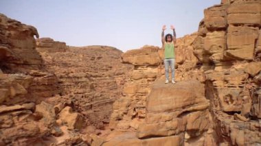 Kanyonda dans eden bir adam, şık bir şekilde hareket ediyor, seyahatler, sıcaklık, Sahara