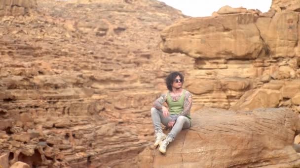 Homem Sentado Desfiladeiro Posando Para Câmera Grand Canyon Deserto — Vídeo de Stock