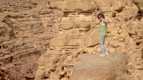 Een Man Dansend Een Canyon Stijlvol Bewegend Reizen Hitte Sahara — Stockvideo