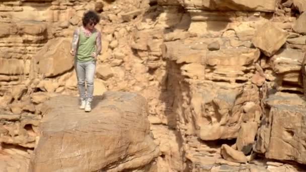 Chlápek Tančící Kaňonu Stylově Pohybuje Cestuje Pálí Sahara — Stock video