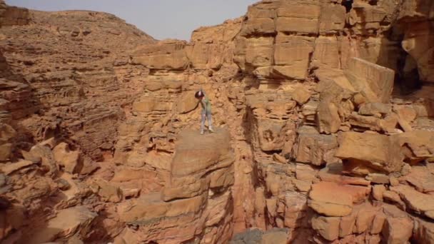 Tipo Bailando Cañón Moviéndose Con Estilo Viajes Calor Sahara — Vídeo de stock