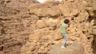 Kanyonda dans eden bir adam, şık bir şekilde hareket ediyor, seyahatler, sıcaklık, Sahara