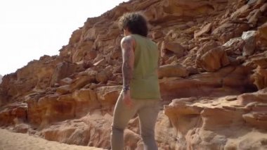 Adam çölden geçiyor, geziyor, ısınıyor, Sahara 'ya gidiyor.