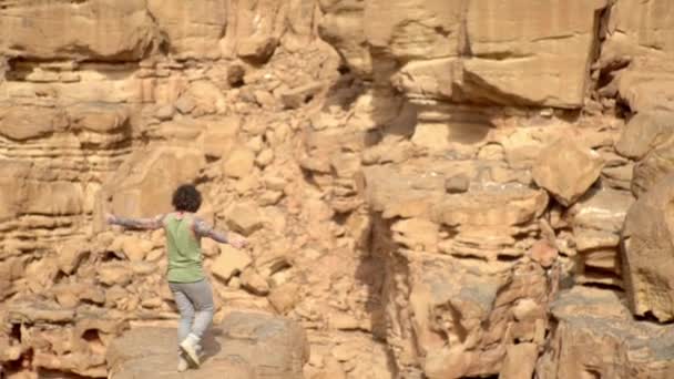 Egy Srác Táncol Kanyonban Stílusosan Mozog Utazik Hőség Szahara — Stock videók
