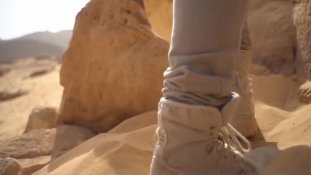Парень Проходит Через Пустыню Путешествует Жару Сахару — стоковое видео