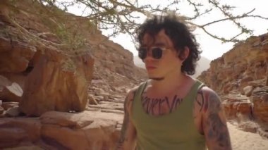 Adam çölden geçiyor, geziyor, ısınıyor, Sahara 'ya gidiyor.