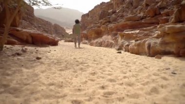 Adam çölden geçiyor, geziyor, ısınıyor, Sahara 'ya gidiyor.