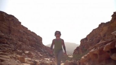 Adam çölden geçiyor, geziyor, ısınıyor, Sahara 'ya gidiyor.