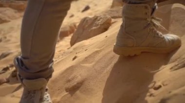Adam çölden geçiyor, geziyor, ısınıyor, Sahara 'ya gidiyor.