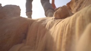 Adam çölden geçiyor, geziyor, ısınıyor, Sahara 'ya gidiyor.