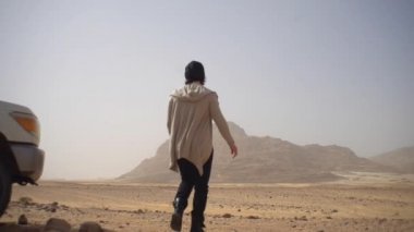 Adam çölden geçiyor, geziyor, ısınıyor, Sahara 'ya gidiyor.