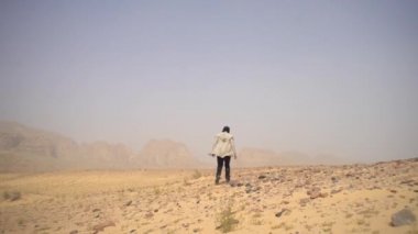 Adam çölden geçiyor, geziyor, ısınıyor, Sahara 'ya gidiyor.