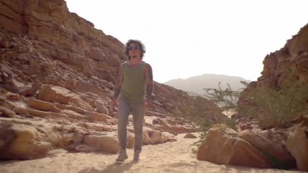 Τύπος Διασχίζει Την Έρημο Ταξιδεύει Θερμαίνεται Σαχάρα — Αρχείο Βίντεο