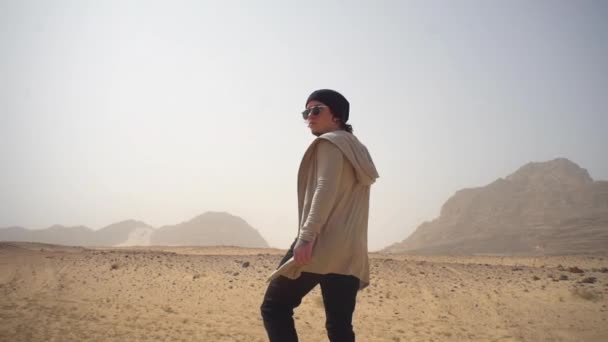 Tipo Atraviesa Desierto Viaja Calienta Sahara — Vídeo de stock