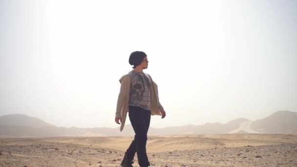 Killen Går Genom Öknen Reser Värme Sahara — Stockvideo
