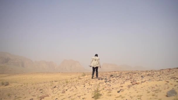 Cara Passa Pelo Deserto Viaja Aquece Saara — Vídeo de Stock