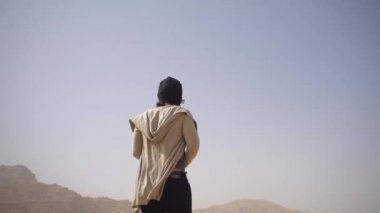 Adam çölden geçiyor, geziyor, ısınıyor, Sahara 'ya gidiyor.