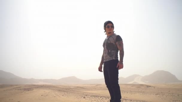 Guy Goes Desert Travels Heat Sahara — Stock Video