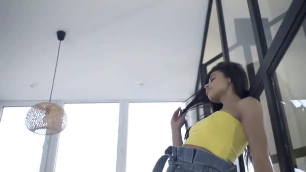 Szexi Lány Táncol Szobában Pózol Kamerának Aranyos Mosoly — Stock videók