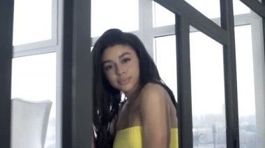 Odada dans eden seksi kız, kameraya poz veren, tatlı bir gülümseme..