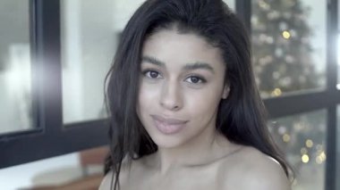 Odada dans eden seksi kız, kameraya poz veren, tatlı bir gülümseme..