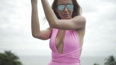 Havuz kenarında çok güzel bir vücudu olan seksi bir kız.