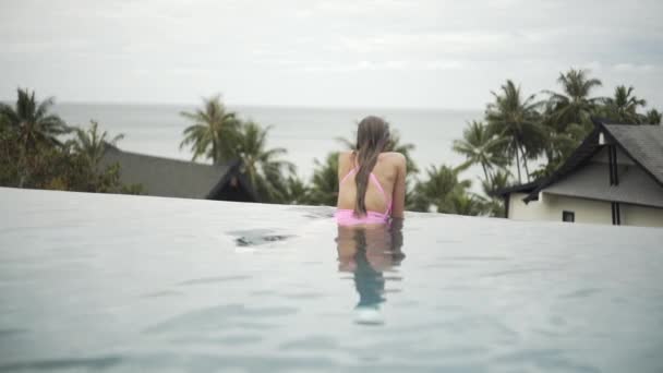 性感的女孩穿着非常漂亮的泳衣 正在游泳池里放松 — 图库视频影像