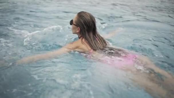 Sexy Meisje Zwemt Het Zwembad Ontspant Een Badpak Met Een — Stockvideo