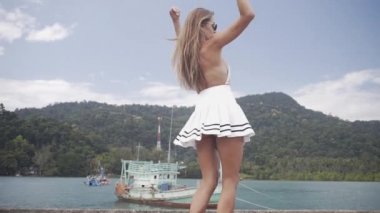 İskelede dans eden seksi kız, eski gemi.