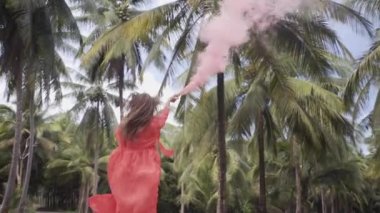 Ormanda sis bombası taşıyan bir kız