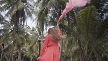 Ormanda sis bombası taşıyan bir kız