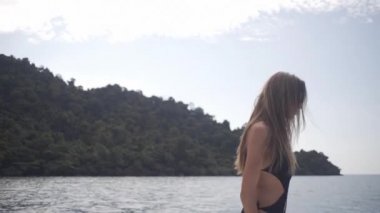 Seksi kız Tayland 'da bir adanın yakınındaki bir yatta dans ediyor.