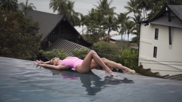 Menina Sexy Está Relaxando Piscina Relaxante Maiô Com Uma Figura — Vídeo de Stock