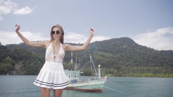 Σέξι Κορίτσι Που Χορεύει Στην Προβλήτα Παλιό Πλοίο — Αρχείο Βίντεο