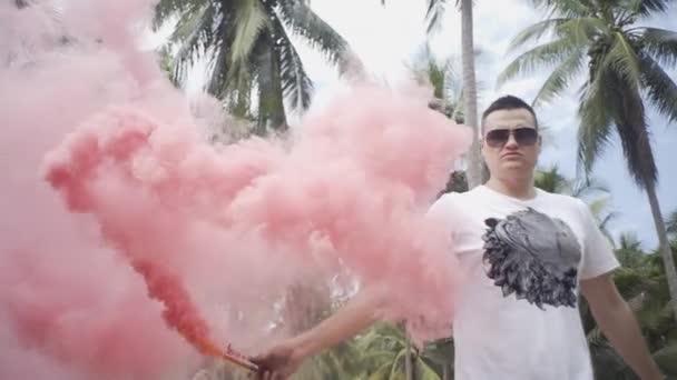 Niño Con Bombas Humo Selva — Vídeo de stock