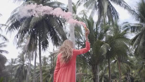 Menina Com Bombas Fumaça Selva — Vídeo de Stock