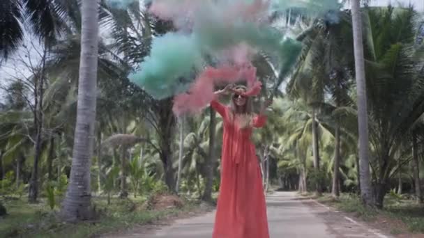 ジャングルの中の煙爆弾を持つ少女 — ストック動画