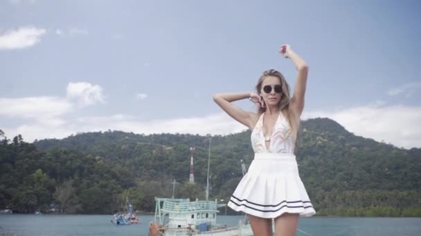 Сексуальная Девушка Танцует Пирсе Старый Корабль — стоковое видео