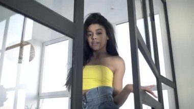 Odada dans eden seksi kız, kameraya poz veren, tatlı bir gülümseme..