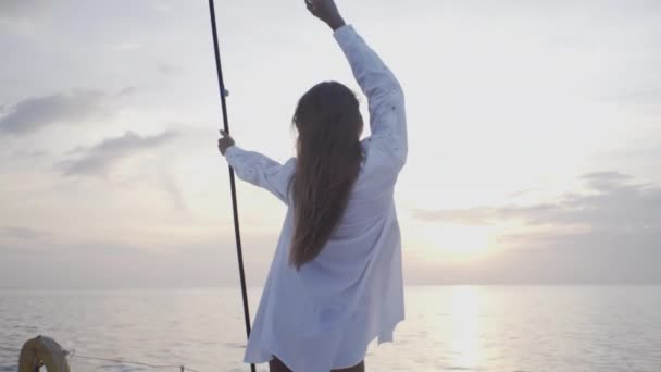 一个性感的女孩正在一艘游艇上跳舞 该游艇将于日落时分在泰国的岛屿附近航行 — 图库视频影像