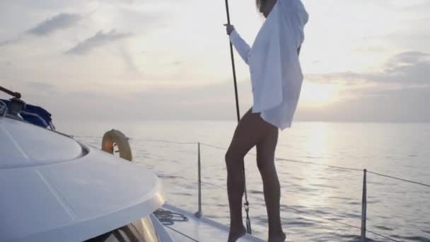 Sexy Girl Danse Sur Yacht Qui Navigue Près Île Thaïlande — Video