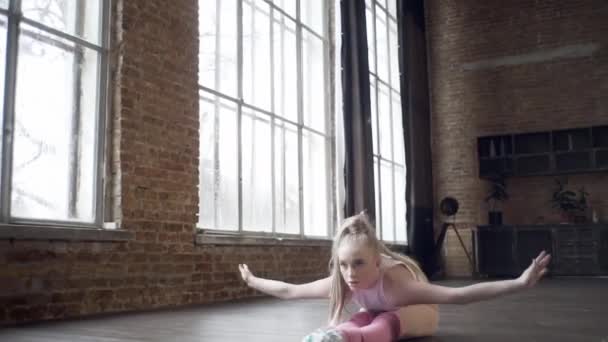 Meisje Een Loft Studio Toont Oefeningen Met Ritmische Gymnastiek — Stockvideo