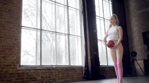 Девушка Лофт Студии Показывает Упражнения Художественной Гимнастикой — стоковое видео