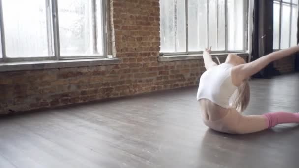 Chica Estudio Loft Muestra Ejercicios Con Gimnasia Rítmica — Vídeo de stock