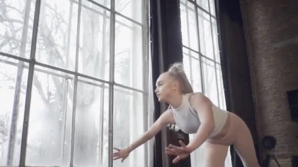 Fille Dans Studio Loft Montre Des Exercices Avec Gymnastique Rythmique — Video