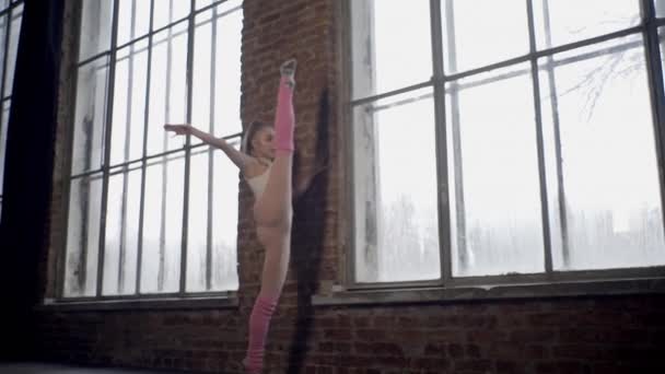 Mädchen Loft Studio Zeigt Übungen Mit Rhythmischer Gymnastik — Stockvideo