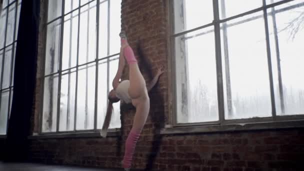 Menina Estúdio Loft Mostra Exercícios Com Ginástica Rítmica — Vídeo de Stock