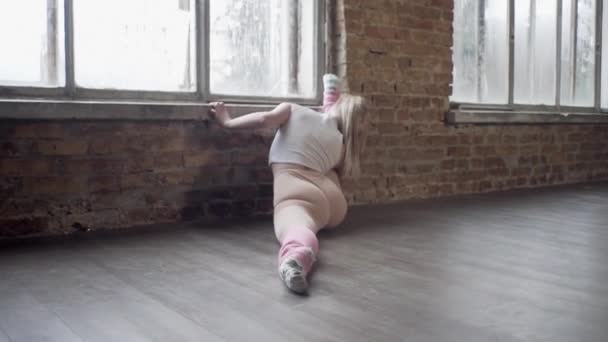 Chica Estudio Loft Muestra Ejercicios Con Gimnasia Rítmica — Vídeo de stock