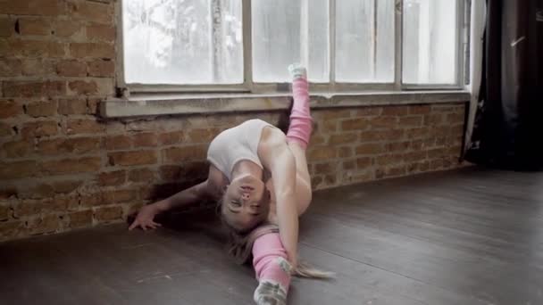 Dziewczyna Studio Poddaszu Pokazuje Ćwiczenia Gimnastyki Rytmicznej — Wideo stockowe