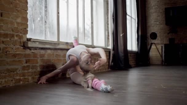 Menina Estúdio Loft Mostra Exercícios Com Ginástica Rítmica — Vídeo de Stock